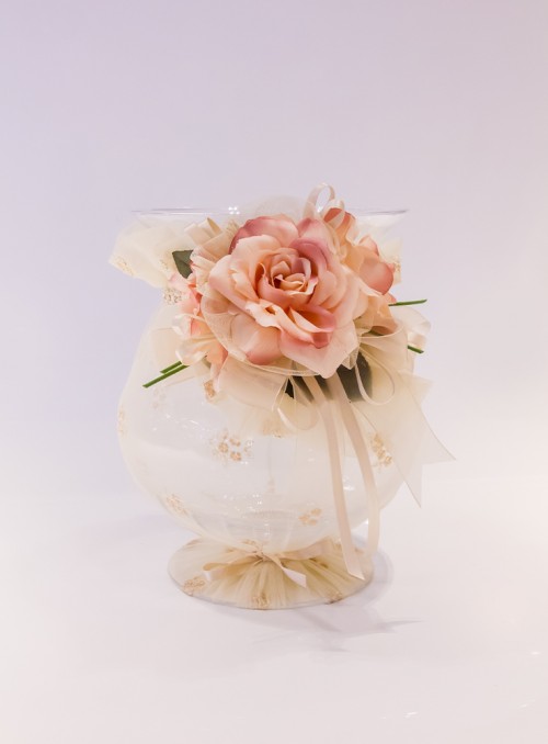 Vaza decorata cu dantela si trandafiri